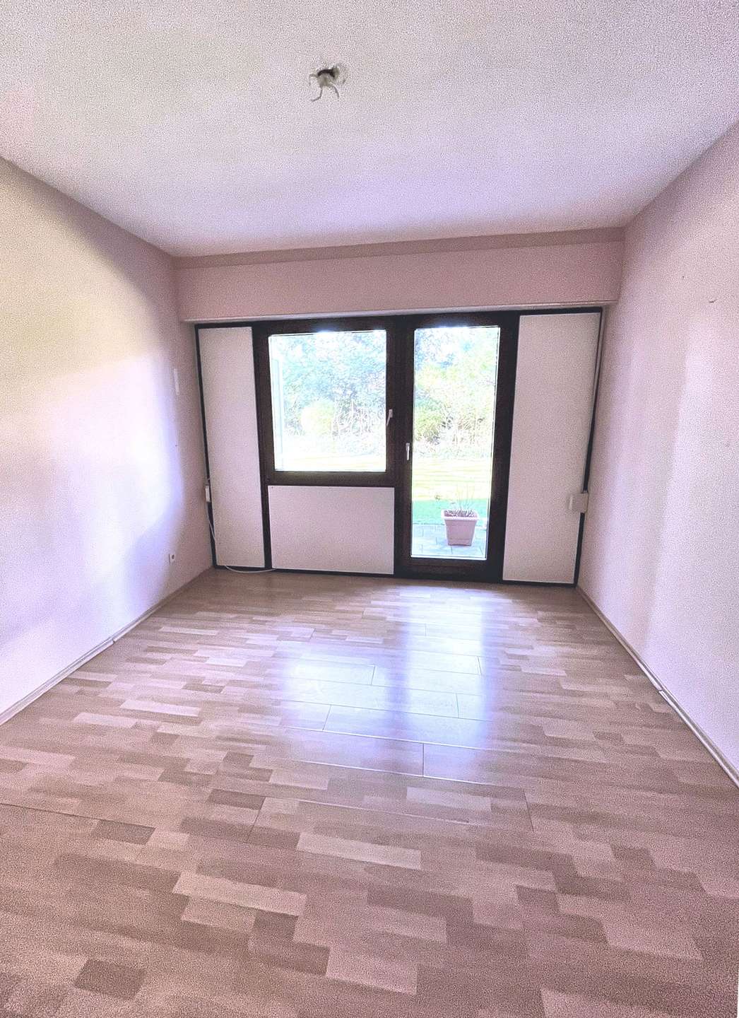 Schlafzimmer mit Zugang zur Terrasse