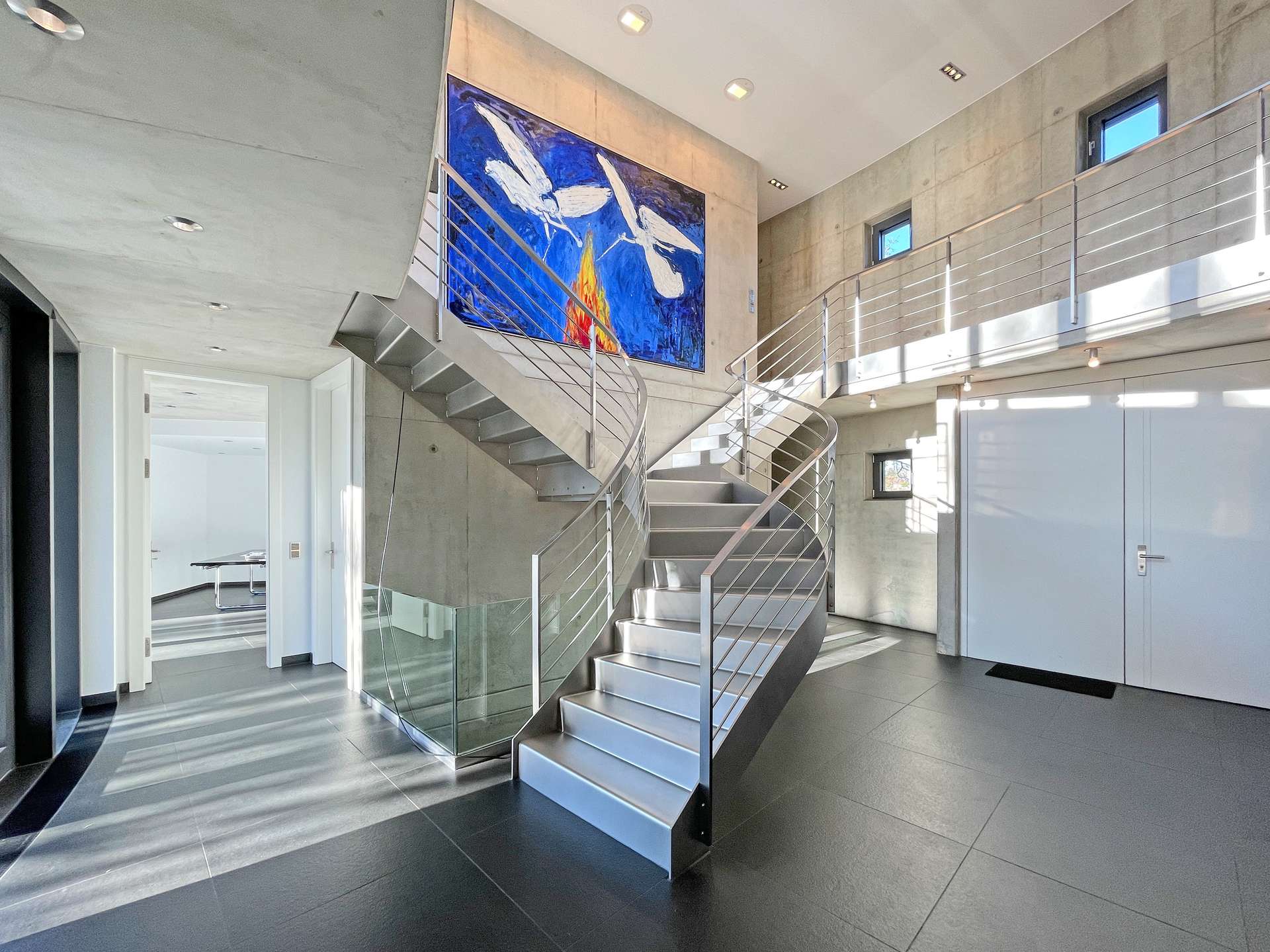 Edelstahltreppe im großzügigen Eingangsbereich