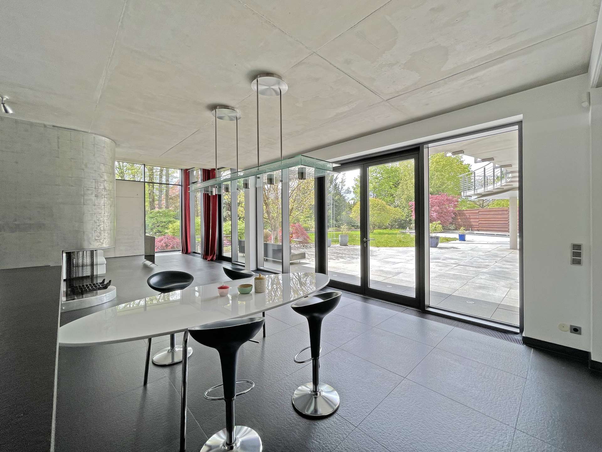 Wohn- und Essbereich mit Blick auf die Terrasse