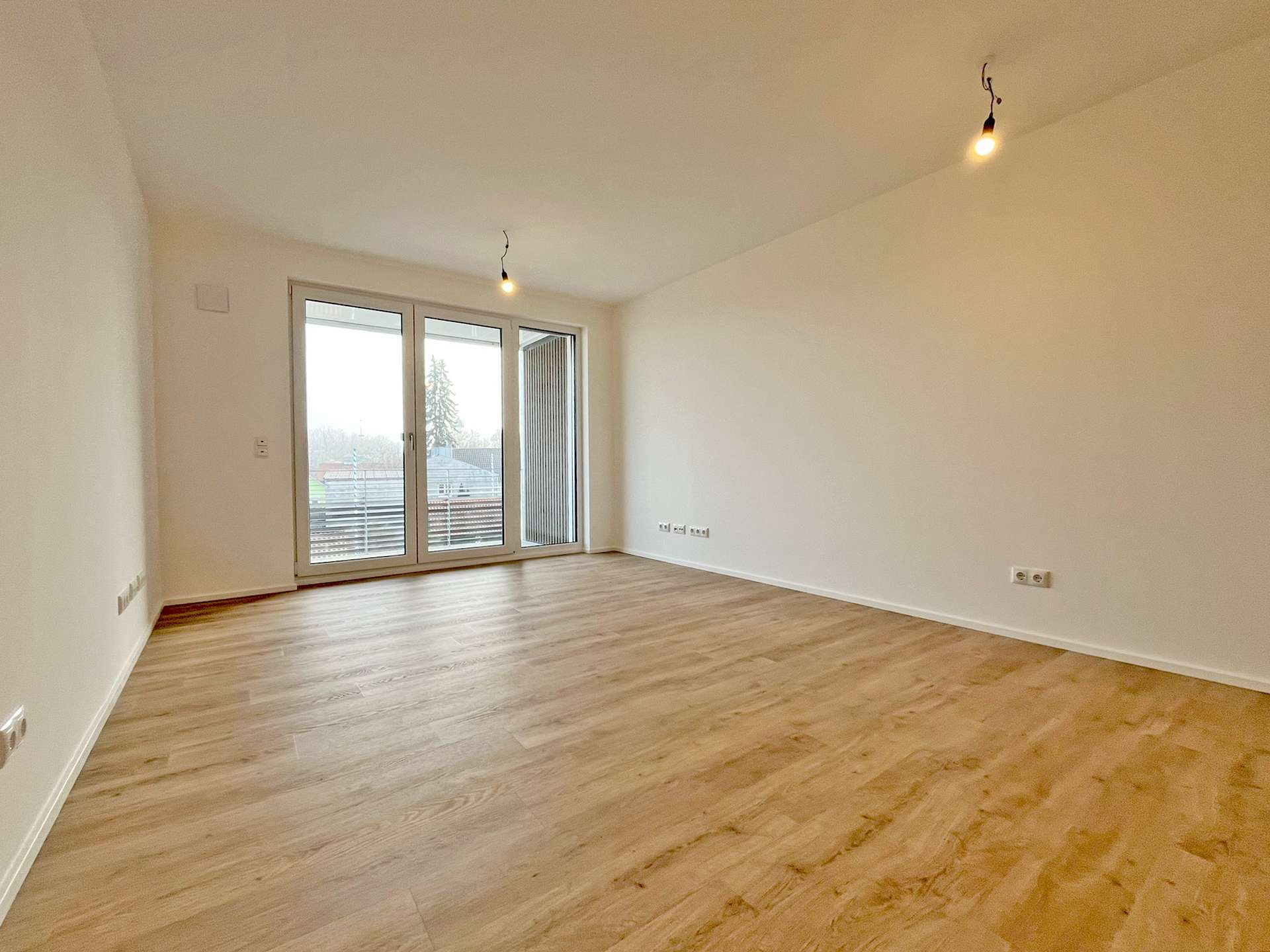 Wohnzimmer mit Balkonzugang