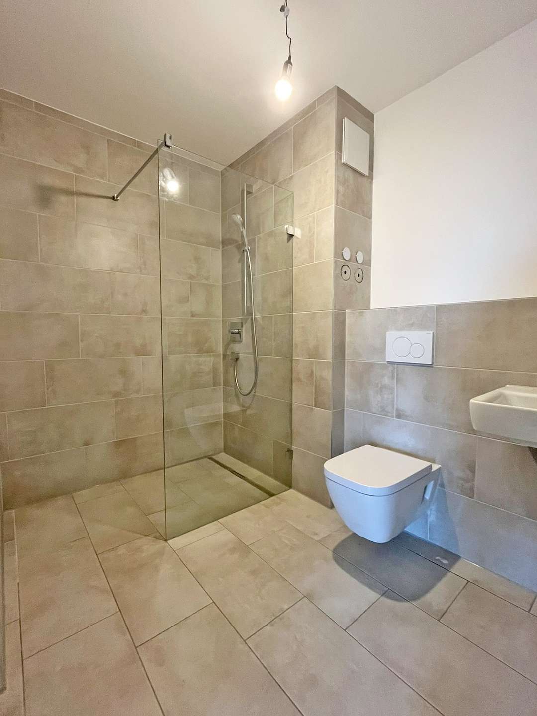 Badezimmer mit bodengleicher Dusche