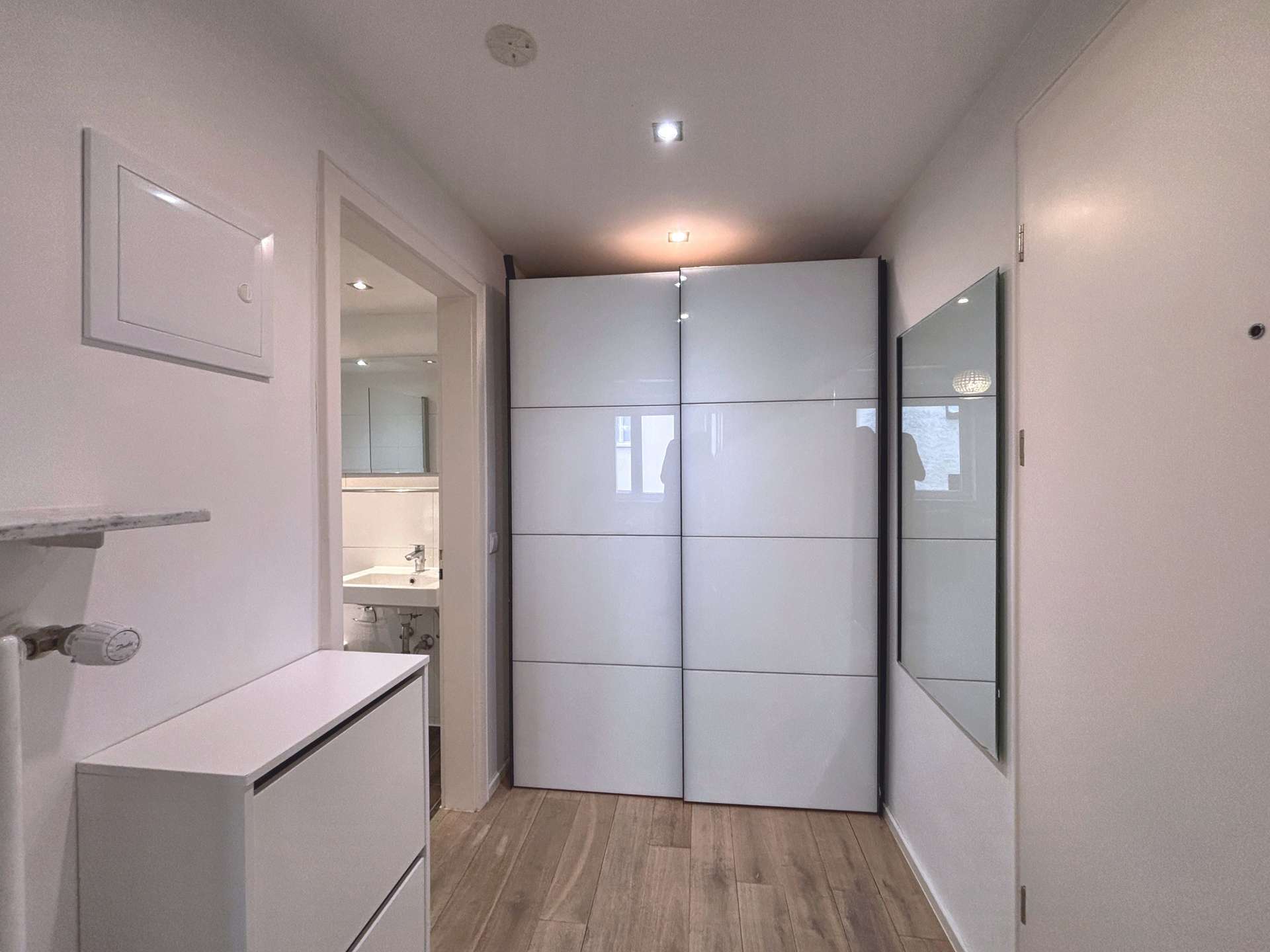 Eingangsbereich mit Stauraum und modernem Einbauschrank
