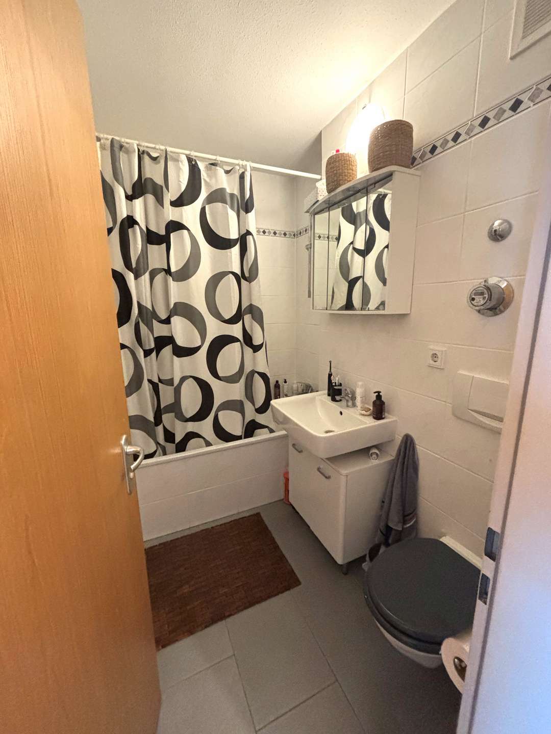 Badezimmmer mit Duschwanne