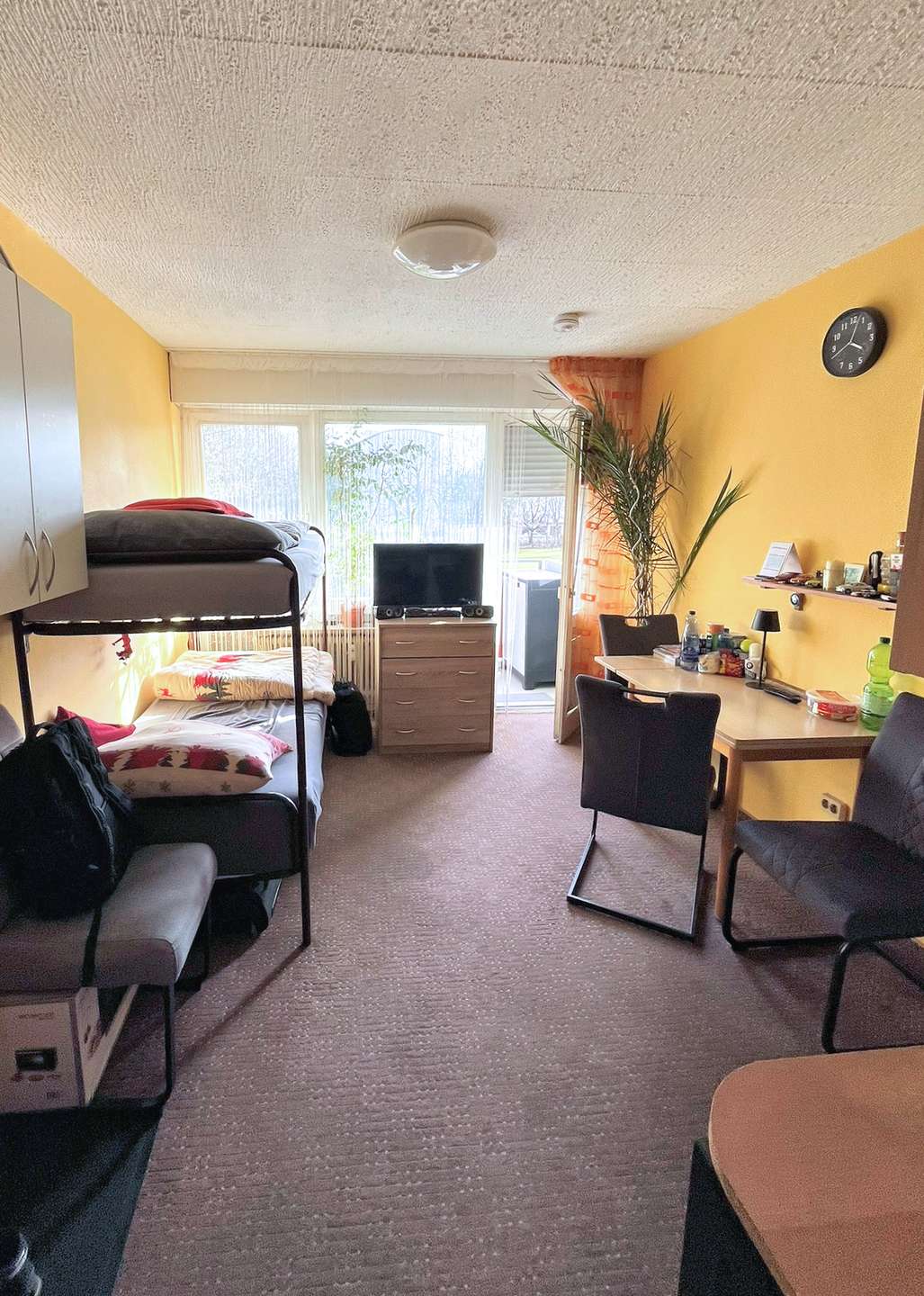 Wohnraum mit Balkonzugang