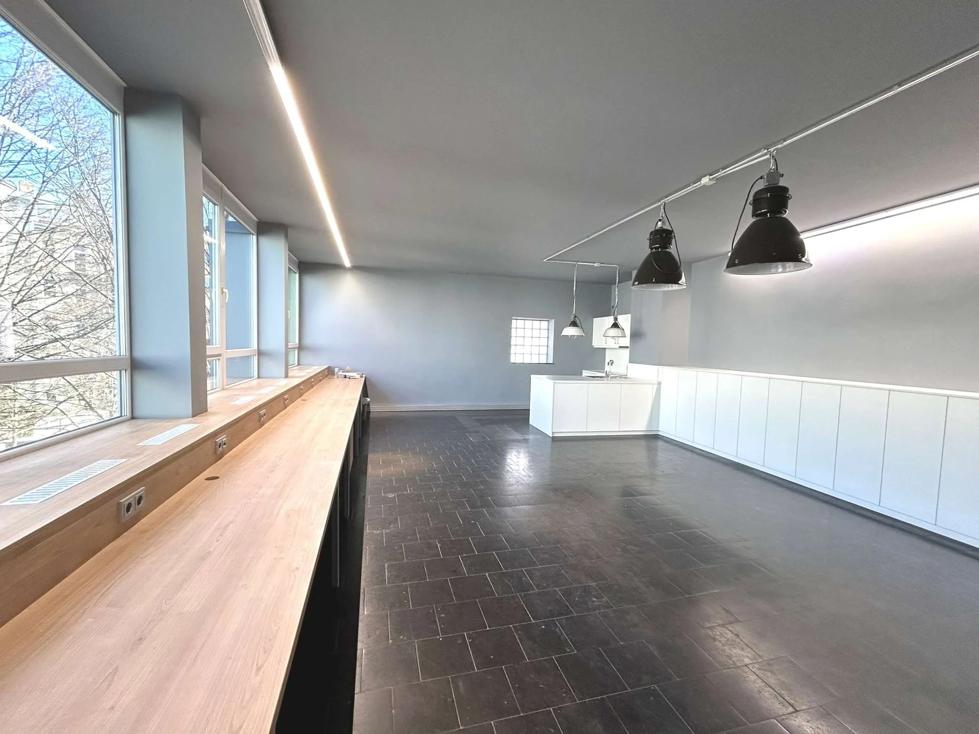 Lichtdurchflutete Gewerbeeinheit