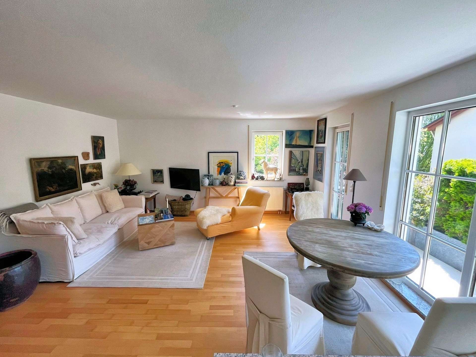 Helles Wohnzimmer mit Zugang zum Balkon