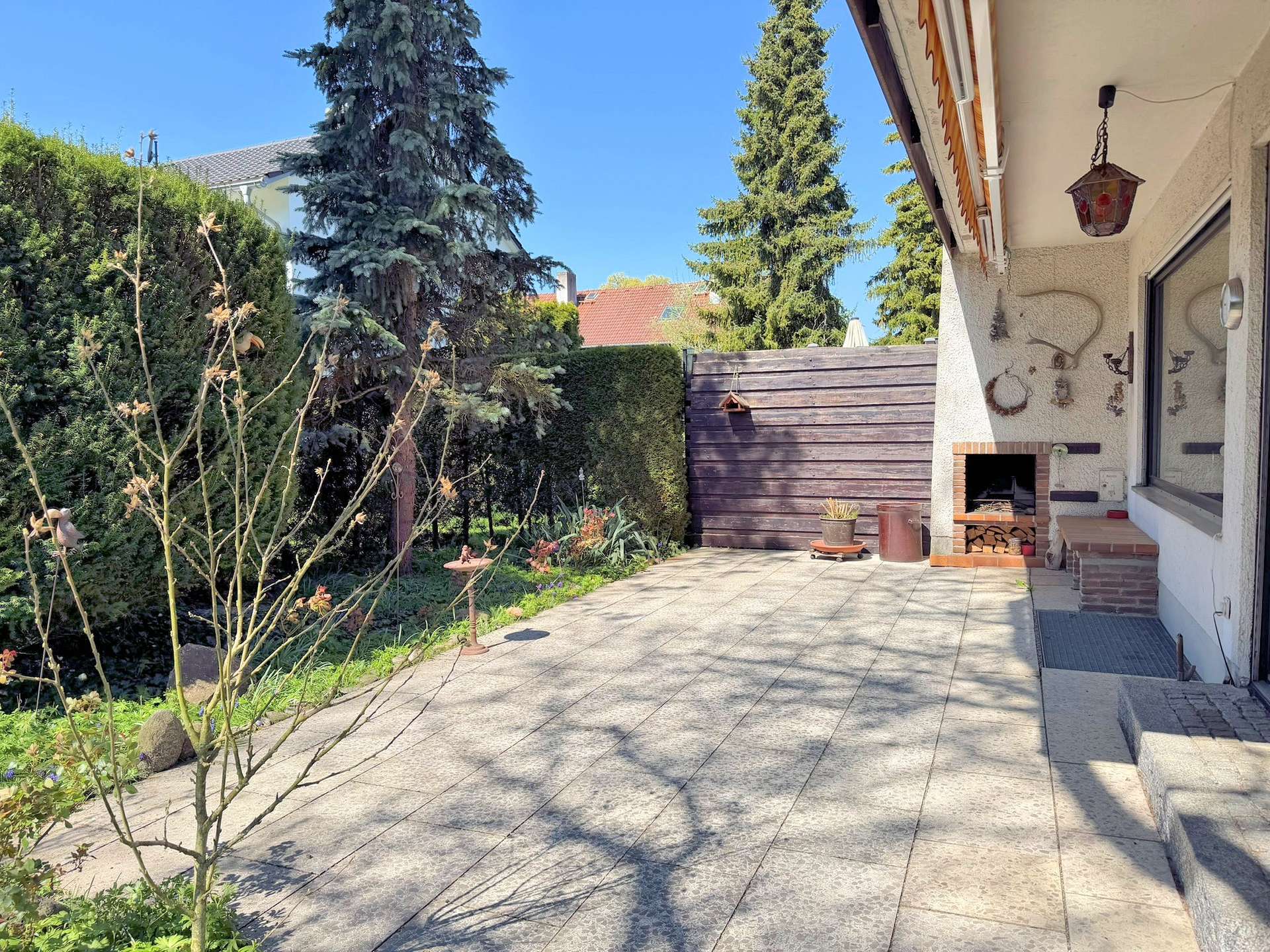 Terrasse mit gemauerten Grill