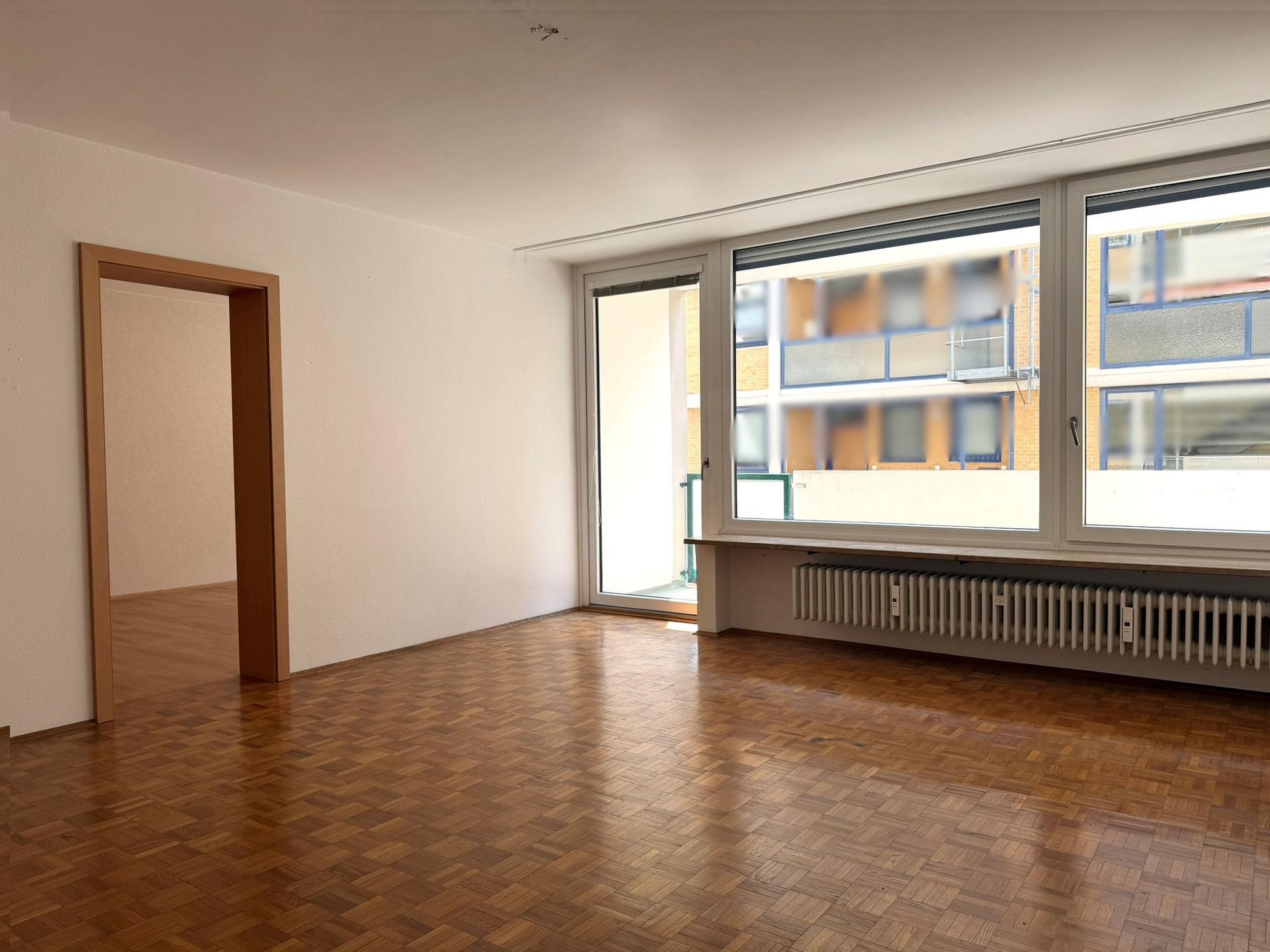 Wohnzimmer mit Zugang zur Loggia