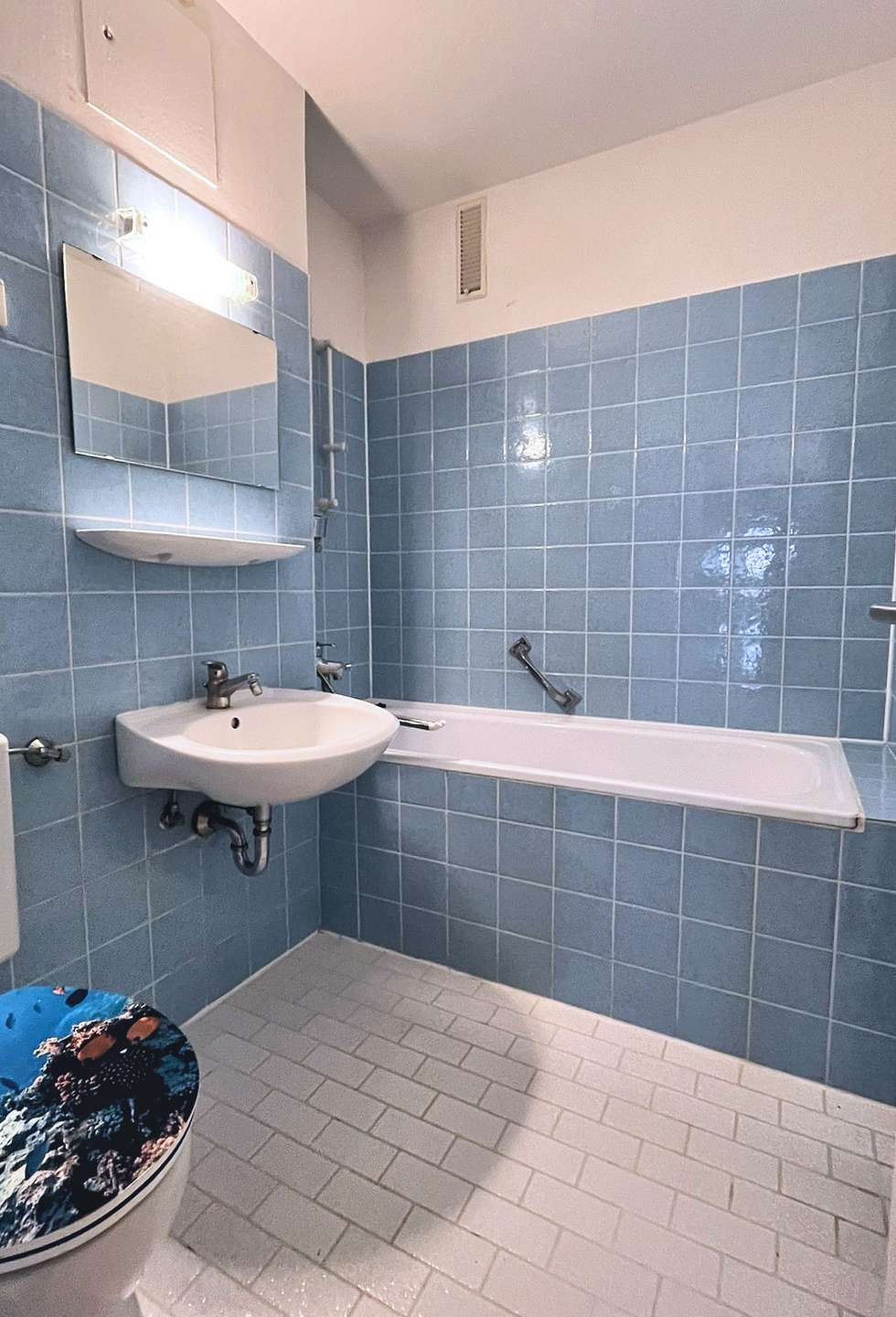 Gefliestes Badezimmer mit Wanne