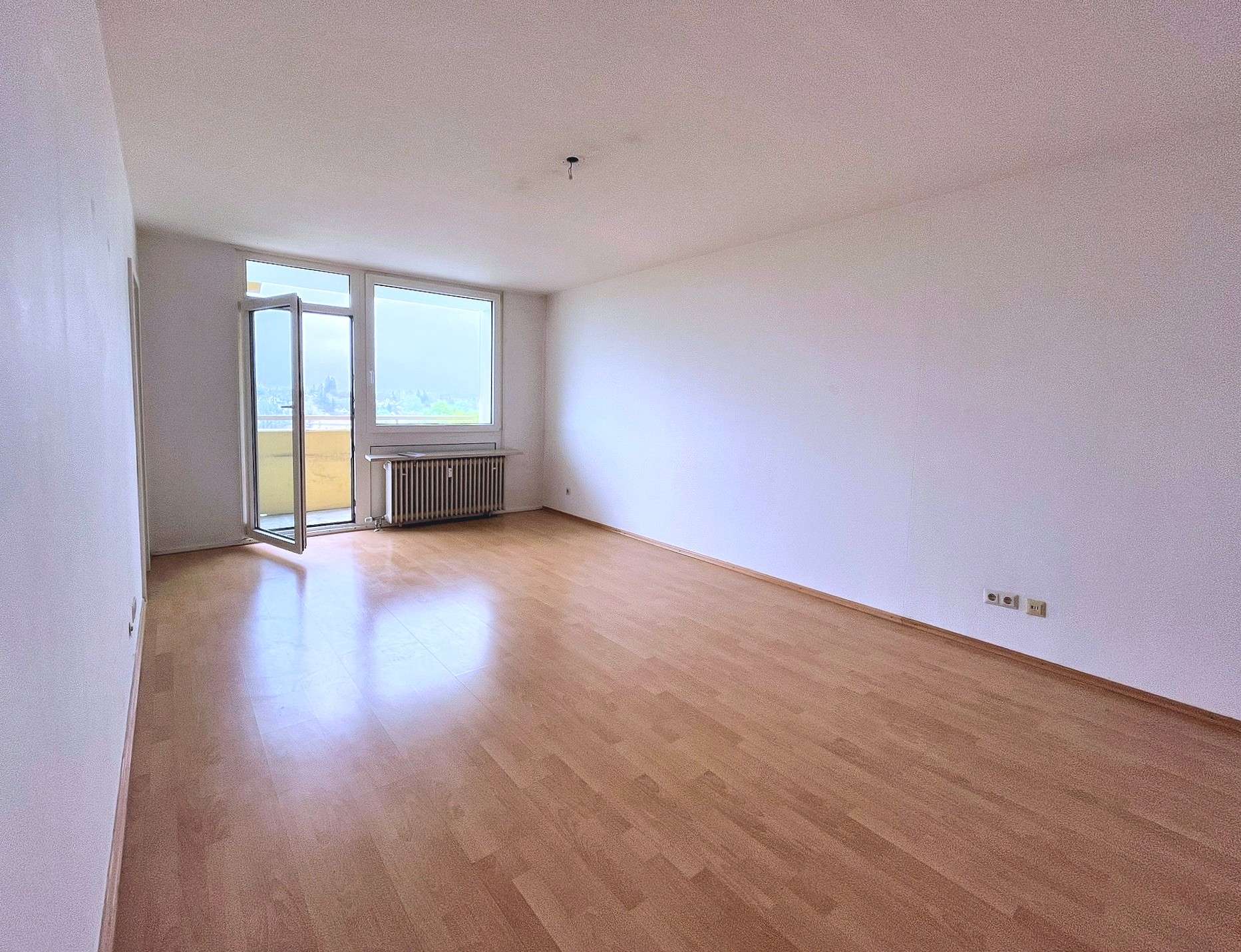 Wohn- und Schlafzimmer mit Zugang zum Balkon