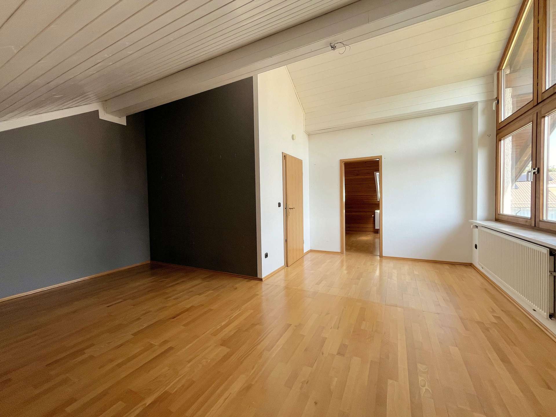 Wohn-/Schlafzimmer mit großem Fenster
