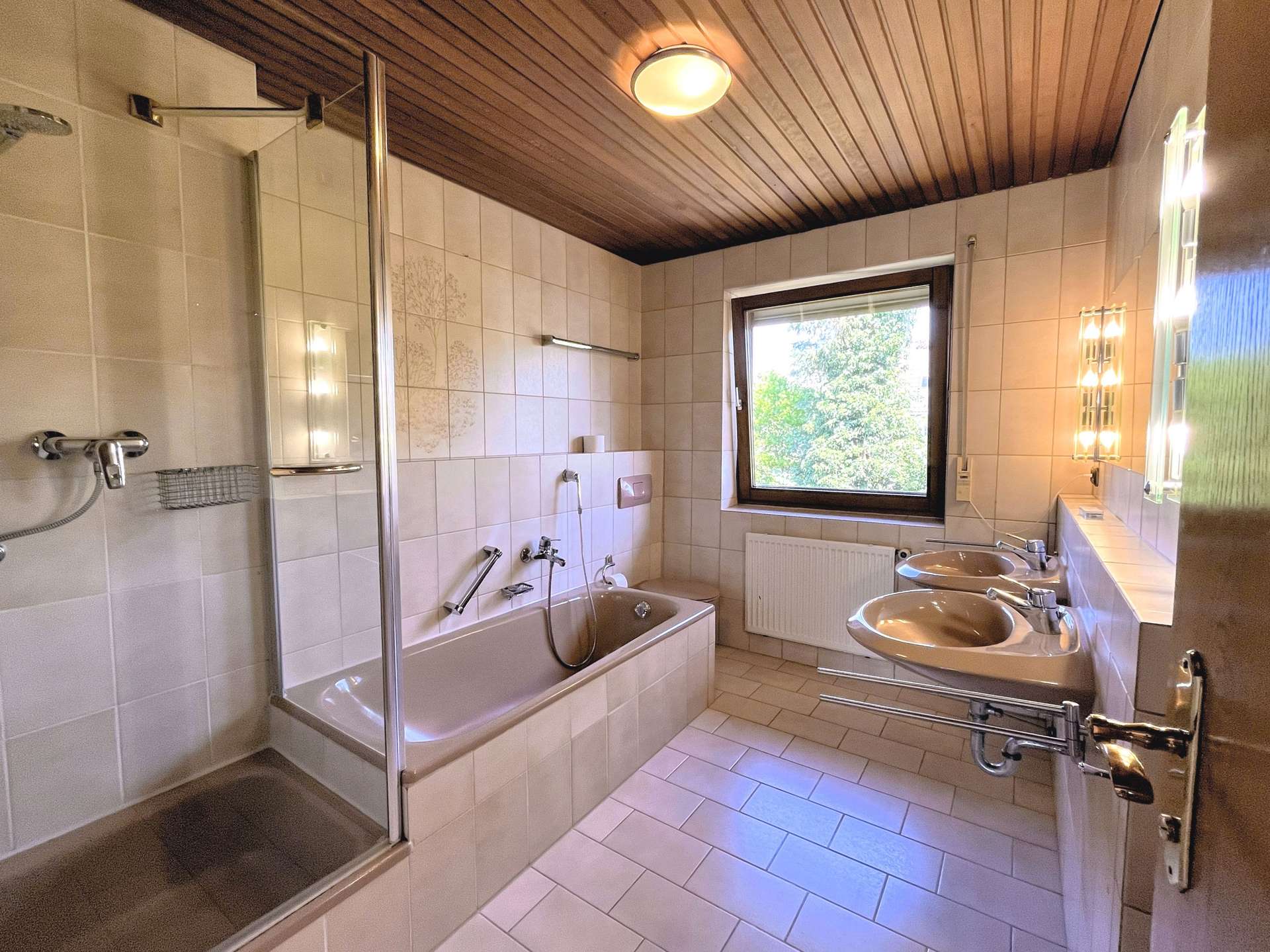 Masterbad mit Dusche, Badewanne und Doppelwaschbecken