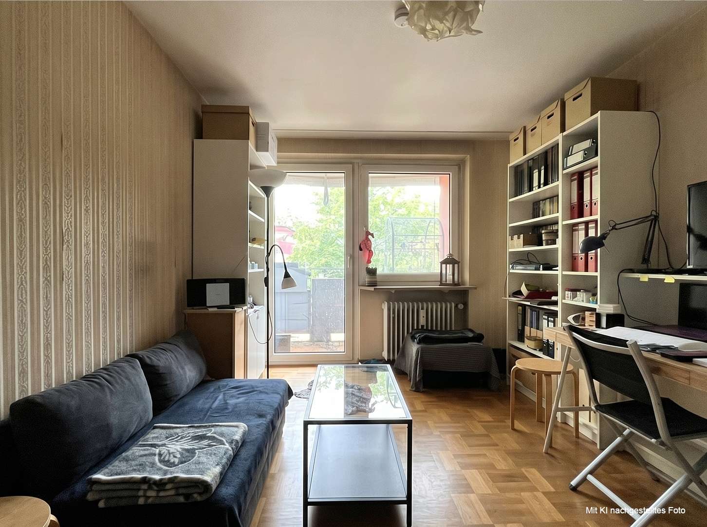 Arbeitszimmer mit Balkonzugang (KI)