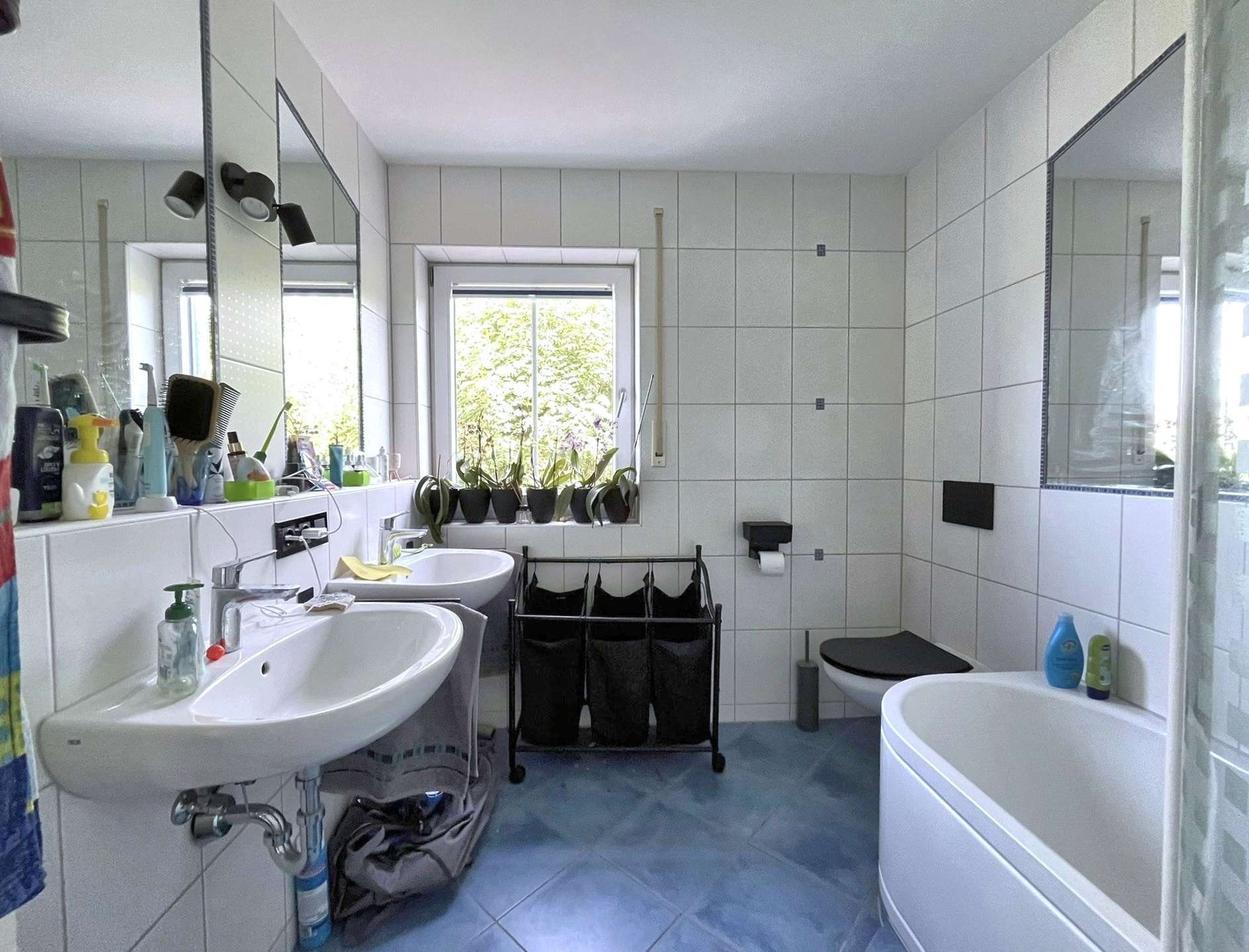 Badezimmer mit 2 Waschbecken und Duschwanne