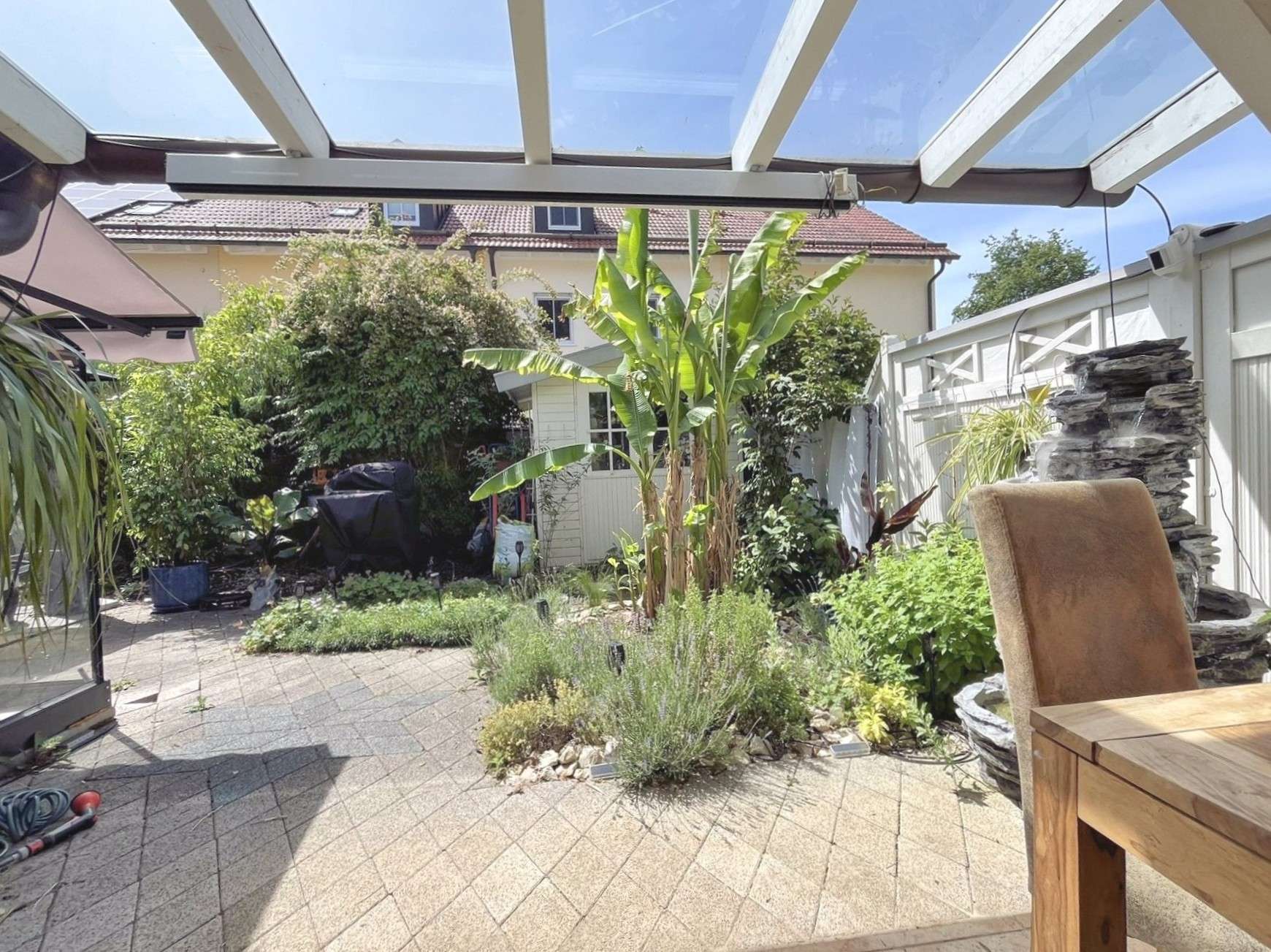 Geräumige und teilweise überdachte Terrasse