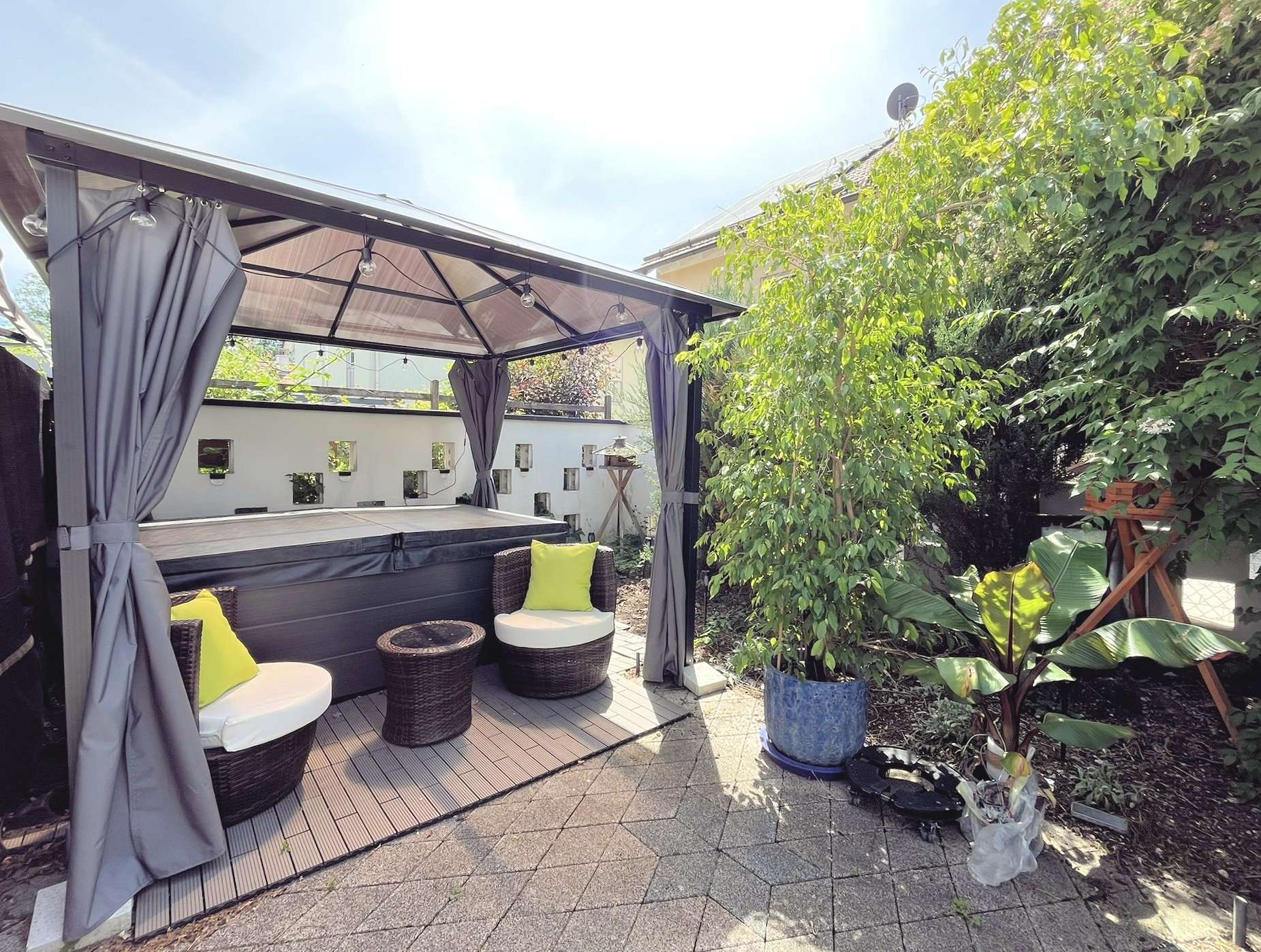 Terrasse mit Garten
