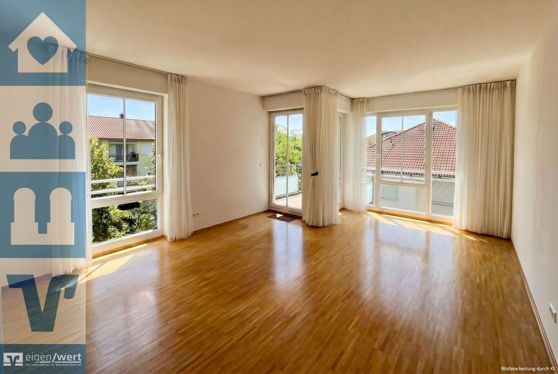 Helles Wohnzimmer mit Zugang zum Balkon