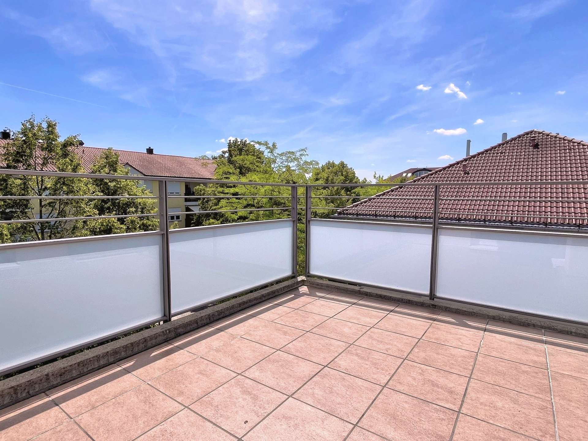 Großzügiger Balkon mit Fliesenboden