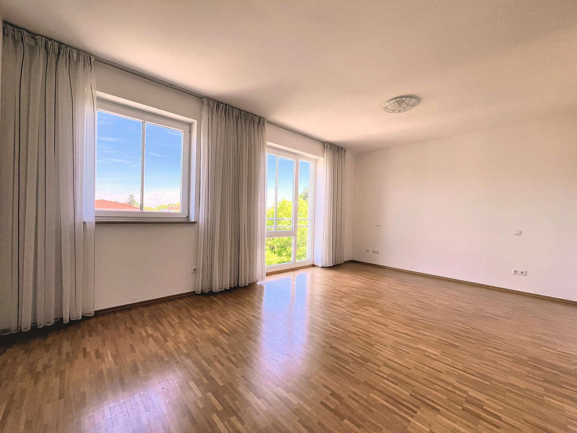 Schlafzimmer mit zwei großen Fenstern