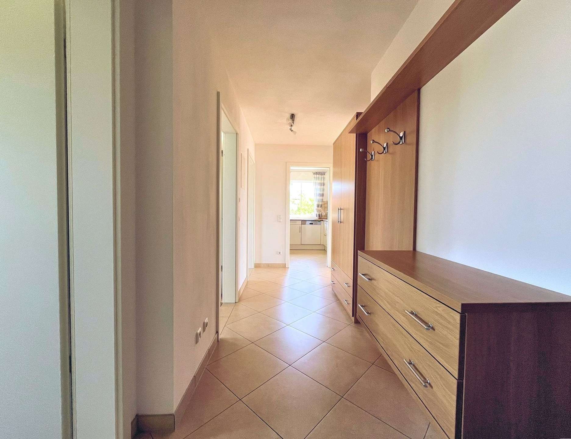 Geräumige Diele mit Fliesenboden und Garderobe