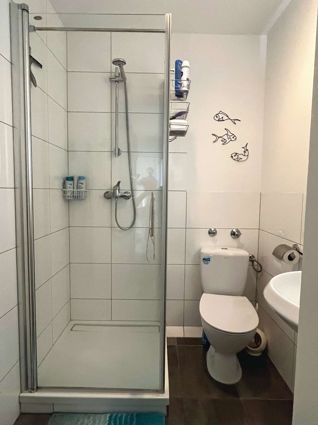 Modern gefliestes Duschbad