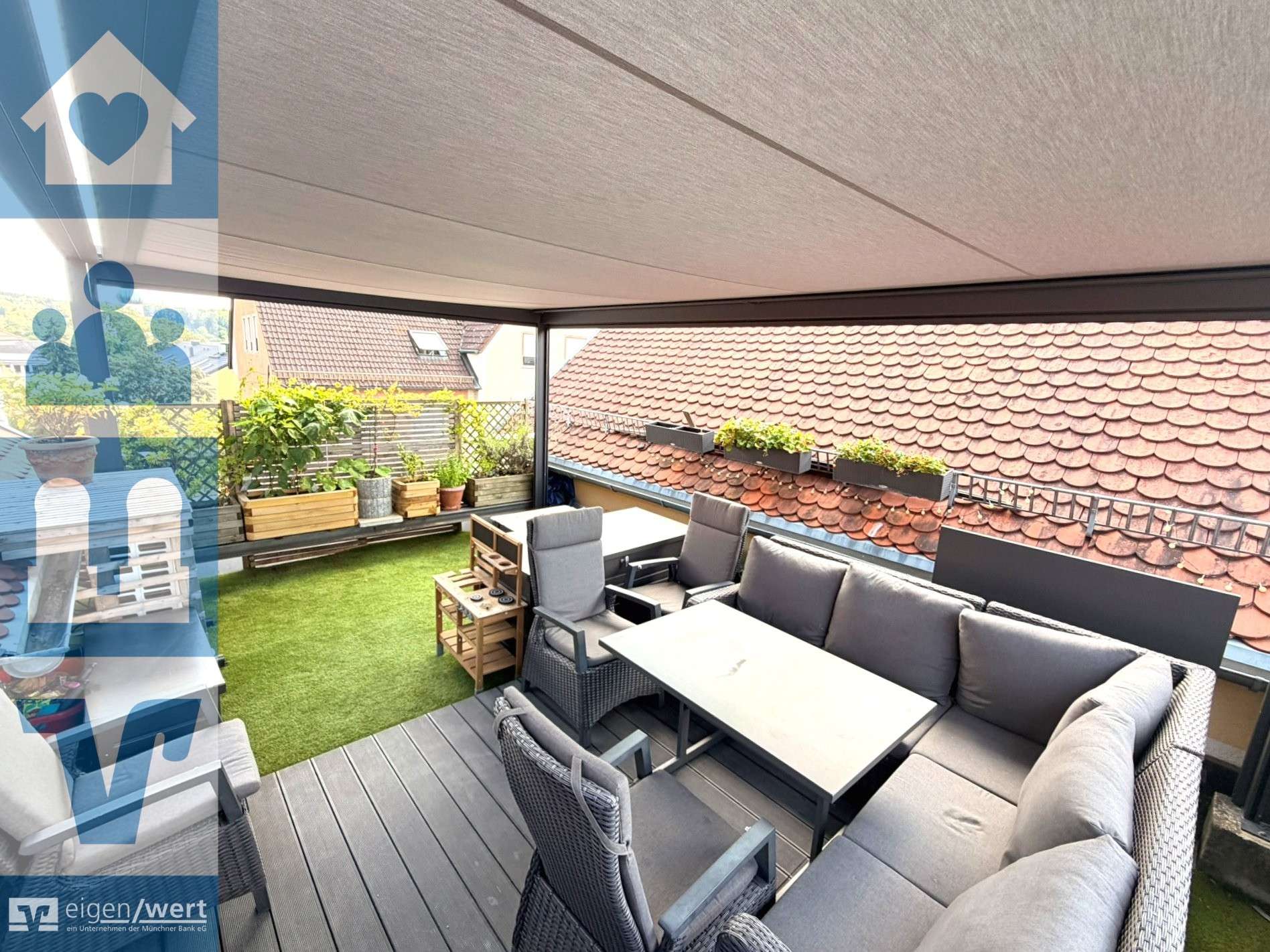 Großzügige Dachterrasse mit Loungebereich