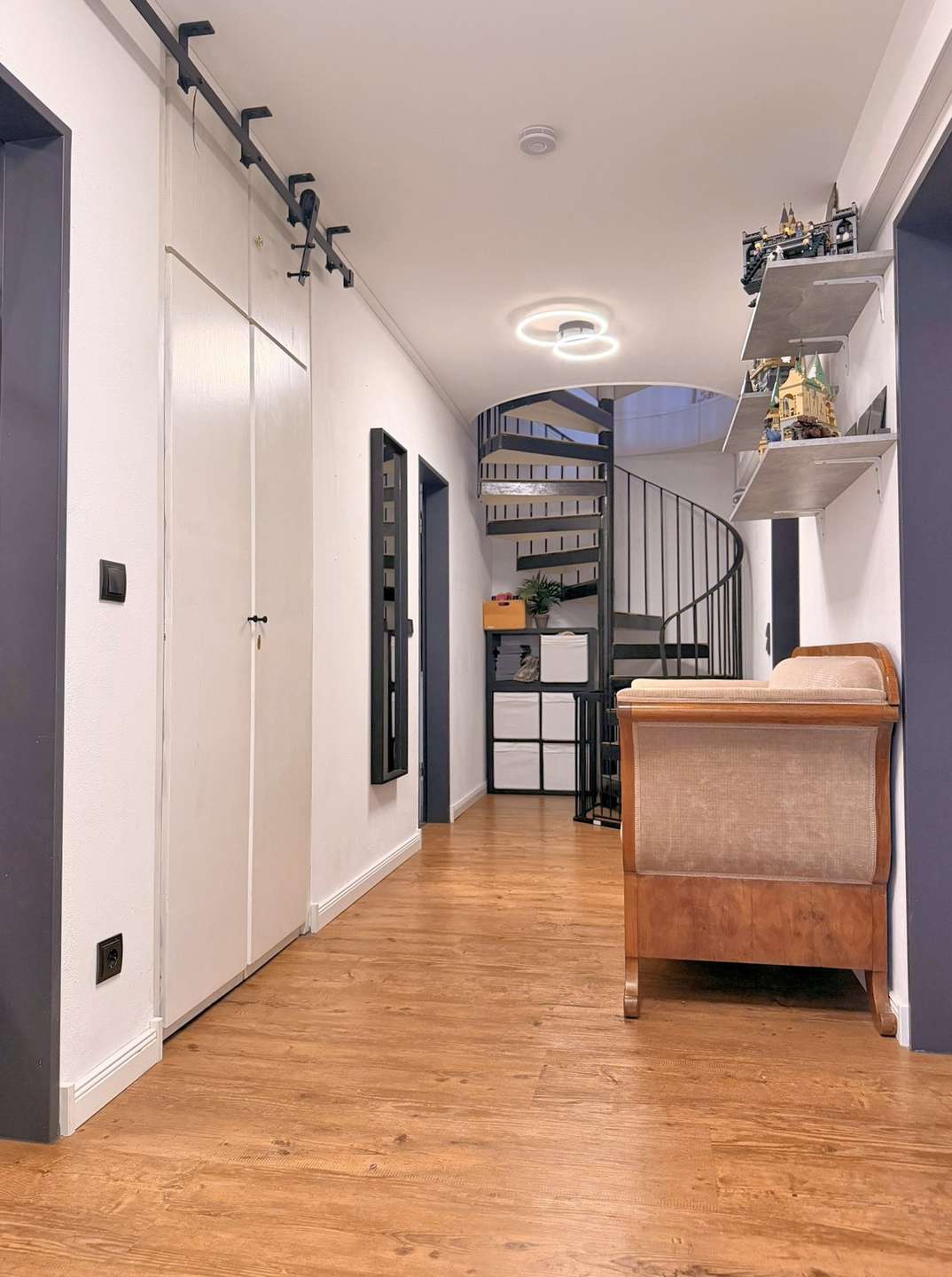 Geräumiger Flur mit Einbauschrank
