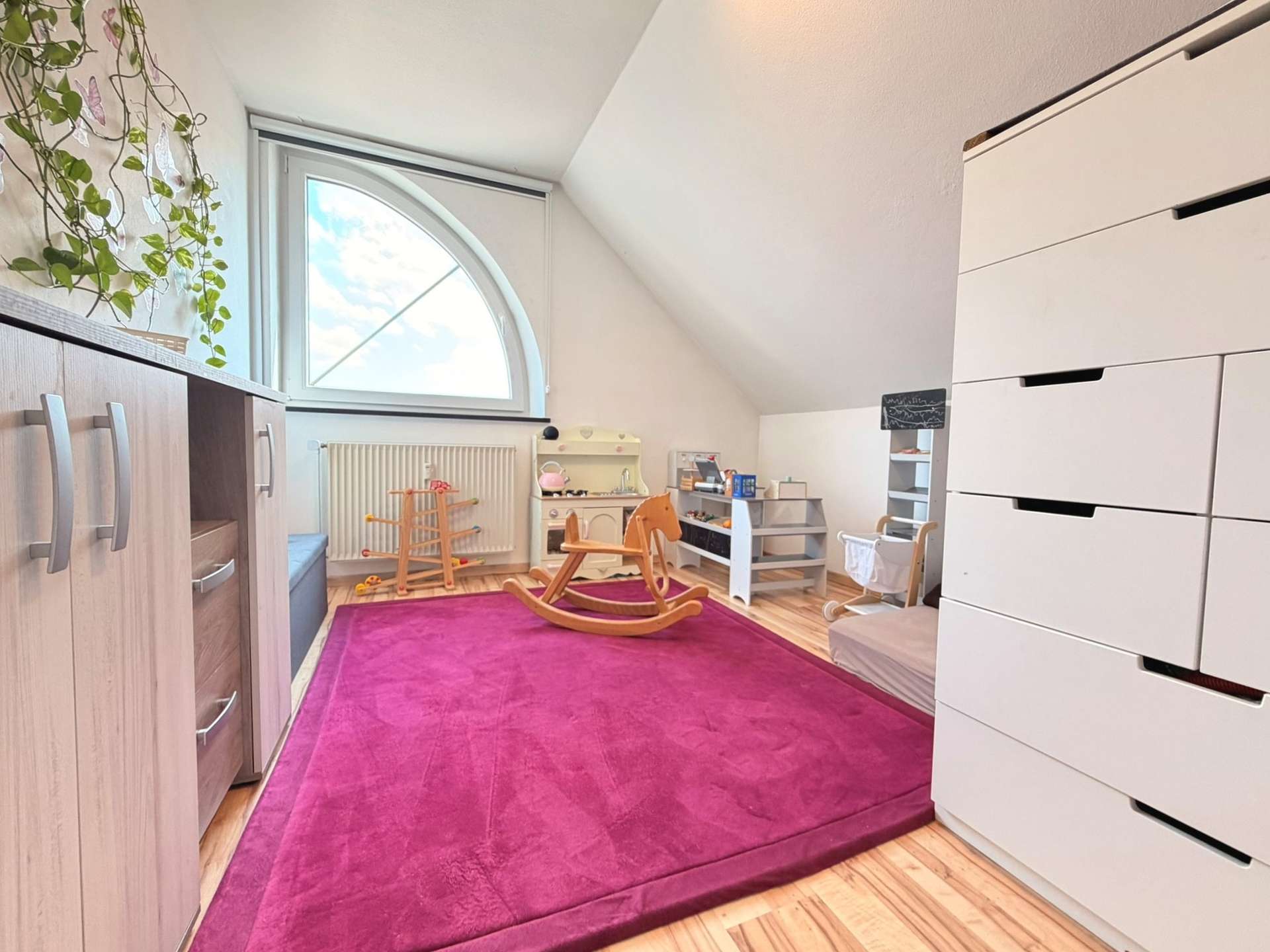 Gemütliches Kinderzimmer mit Fenster