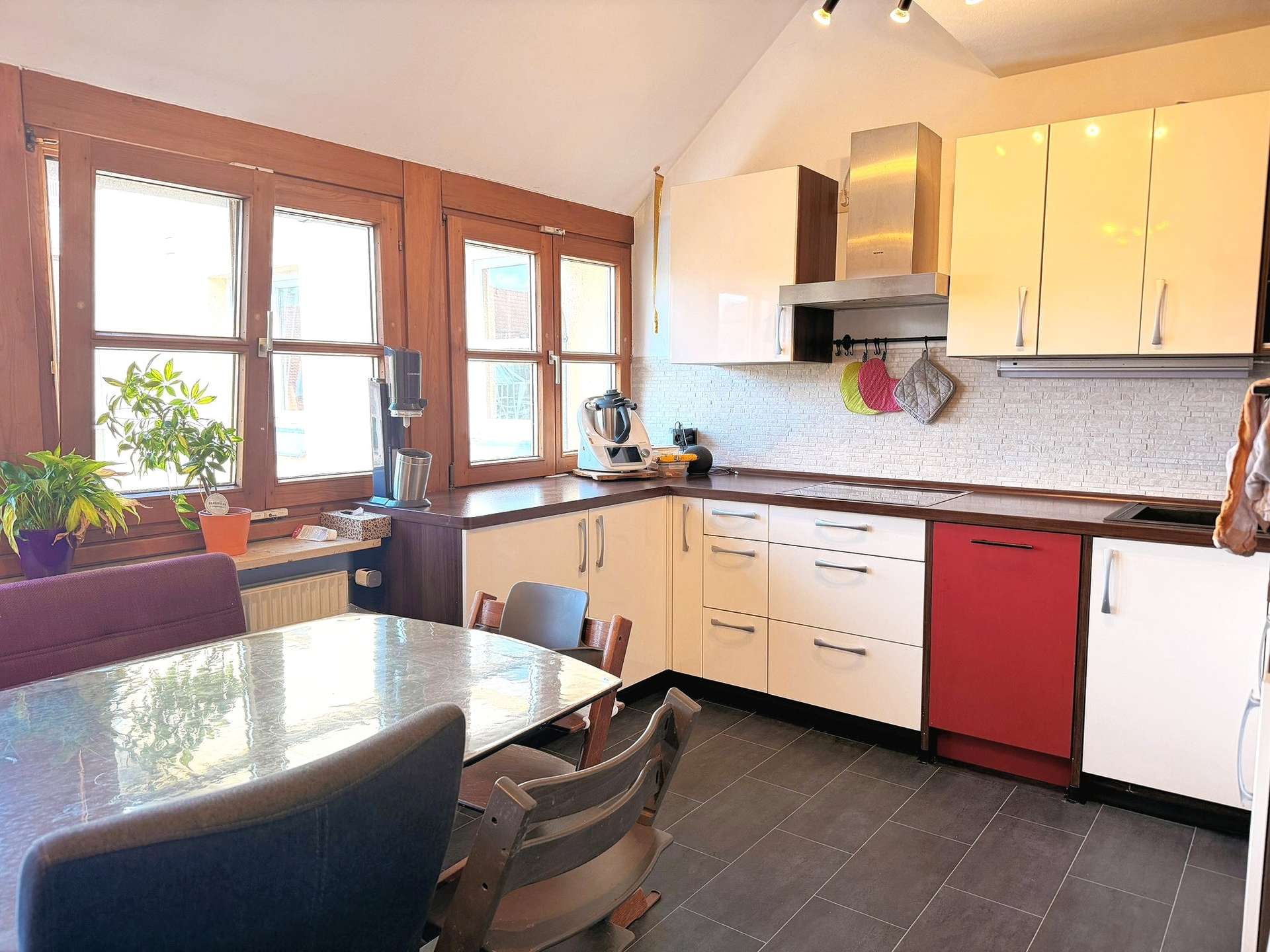 Küche mit Essbereich und Fensterfront 