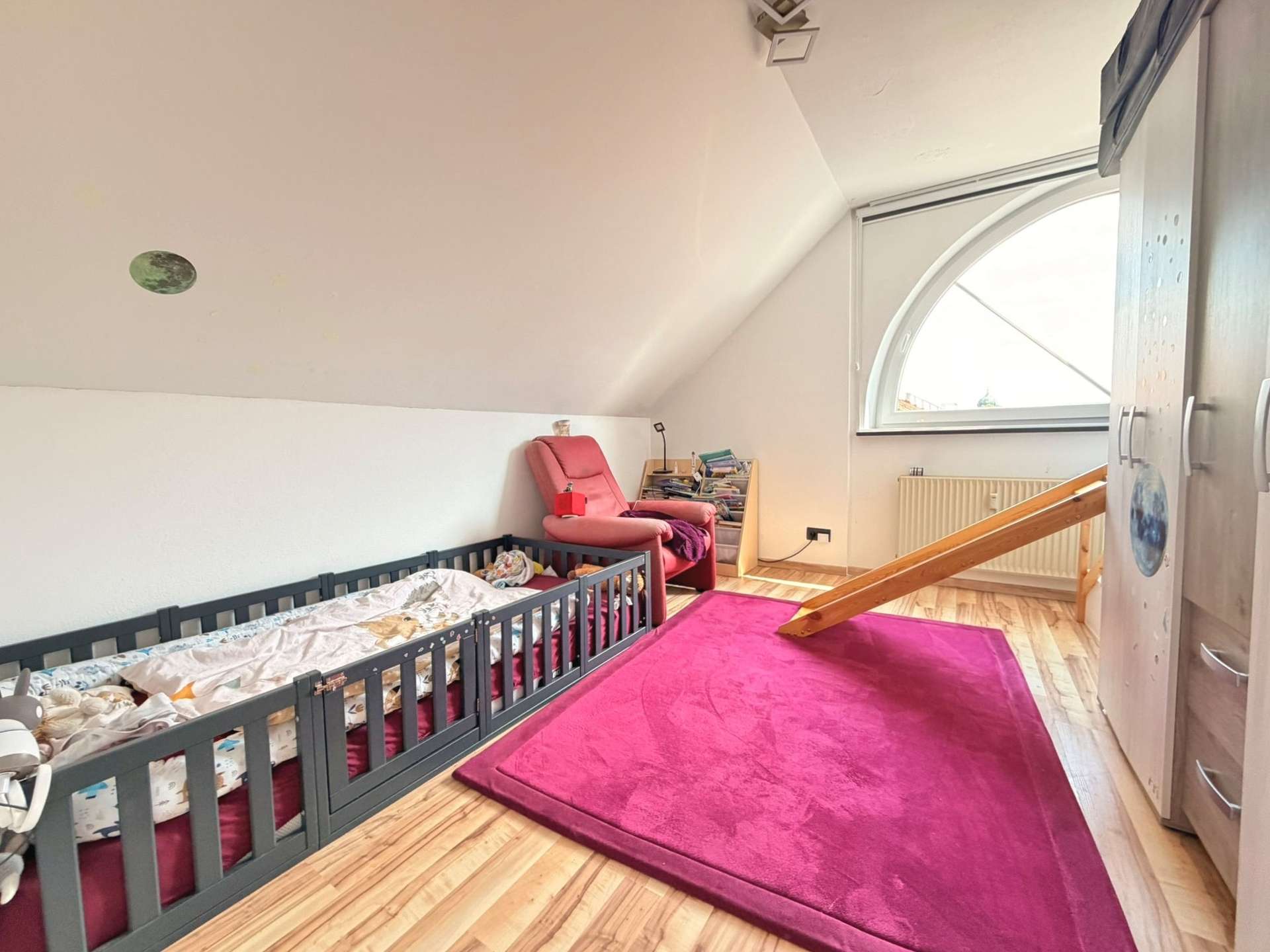 Zweites Kinderzimmer mit Fenster