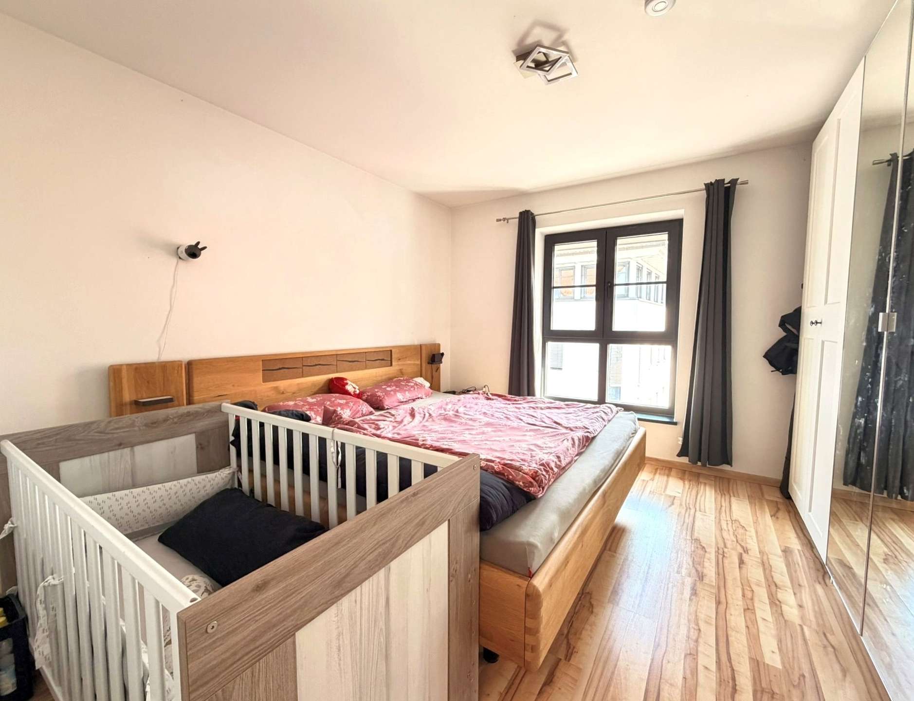 Schlafzimmer mit Fenster