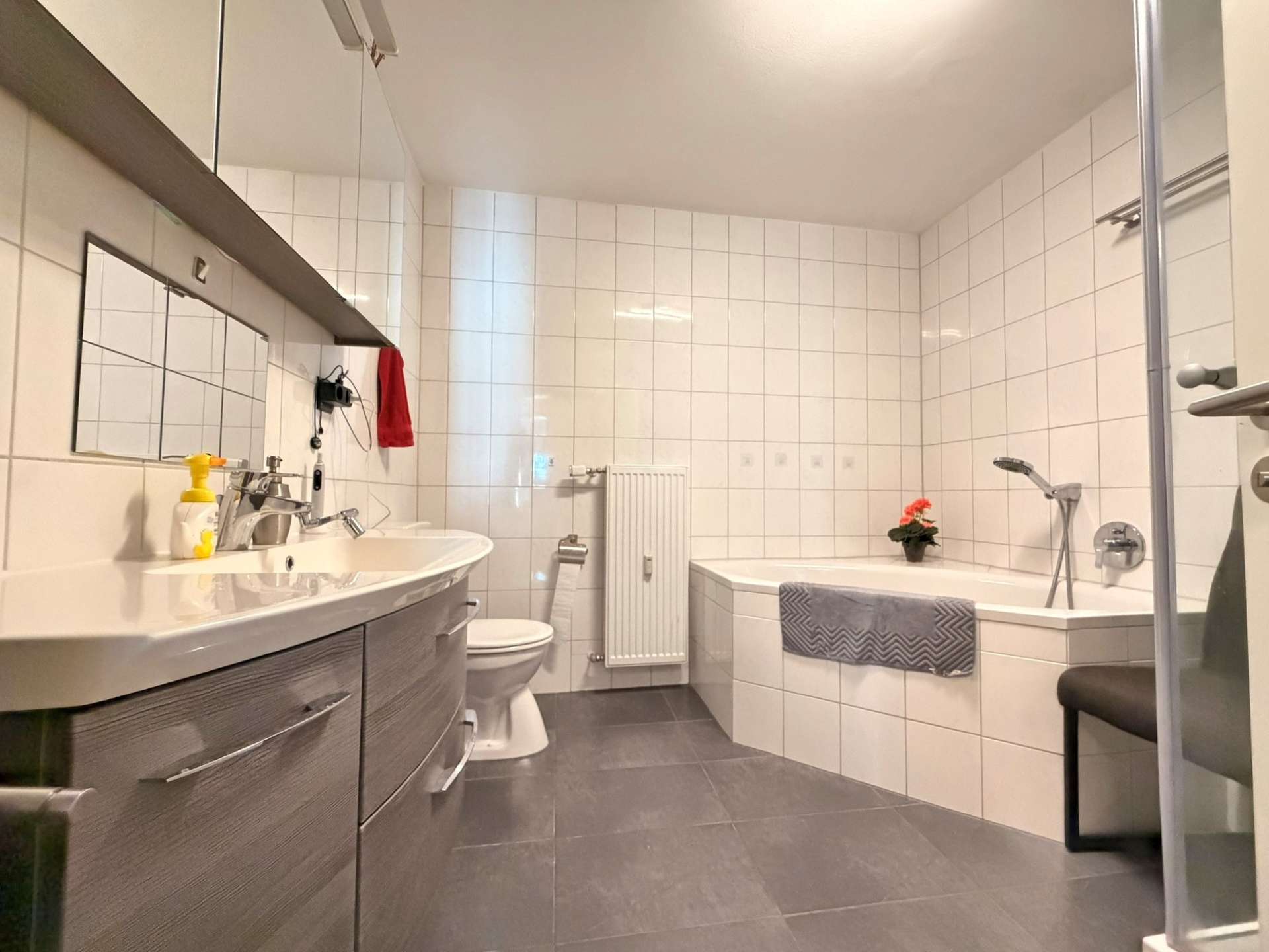 Badezimmer mit Eckwanne