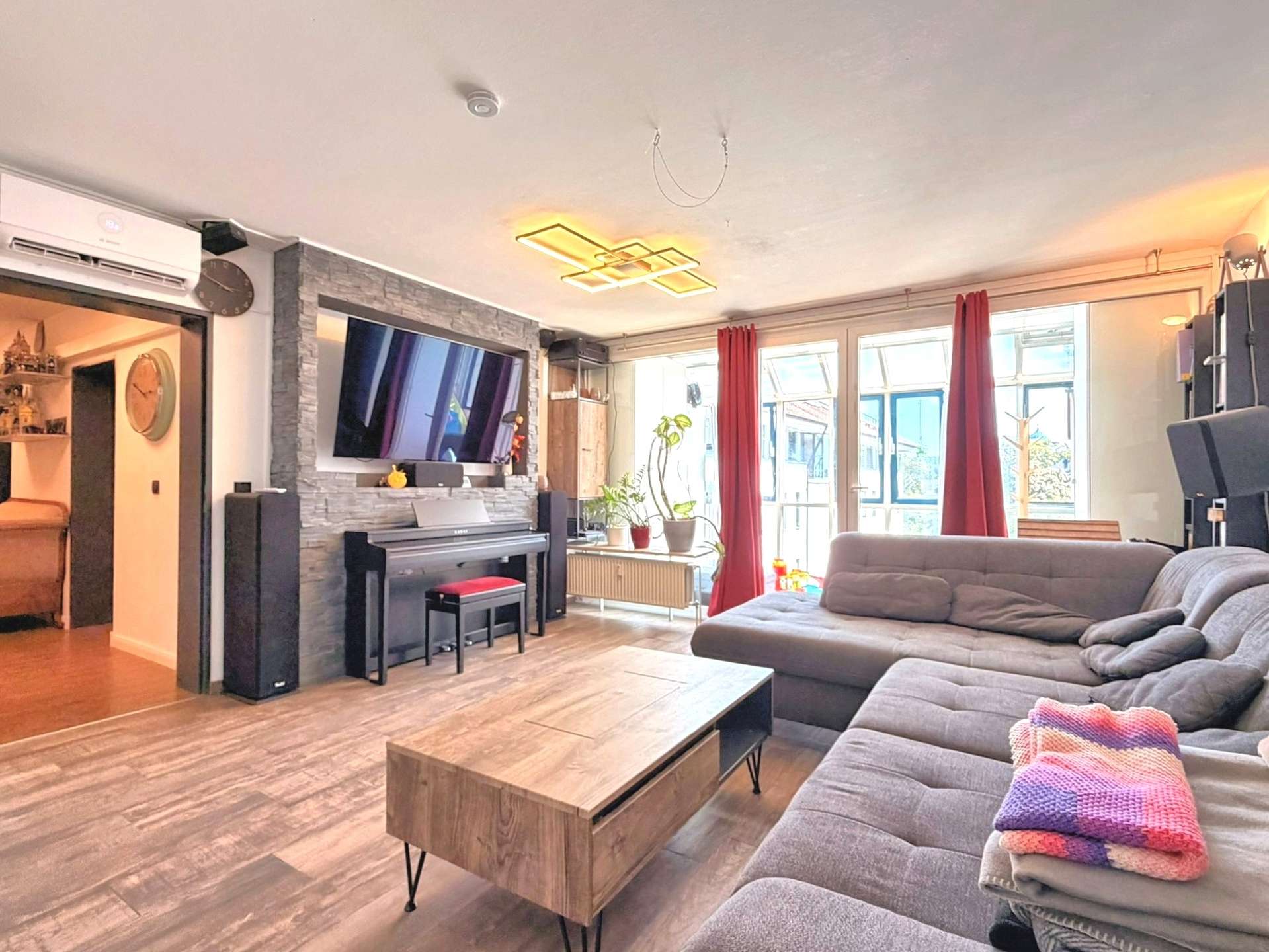 Gemütliches Wohnzimmer mit Wintergarten