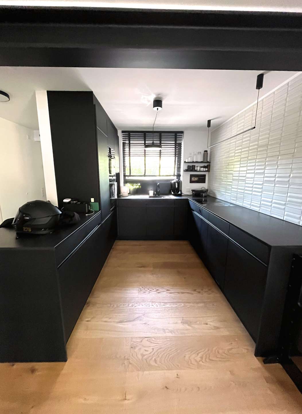 Moderne Küche mit Fenster