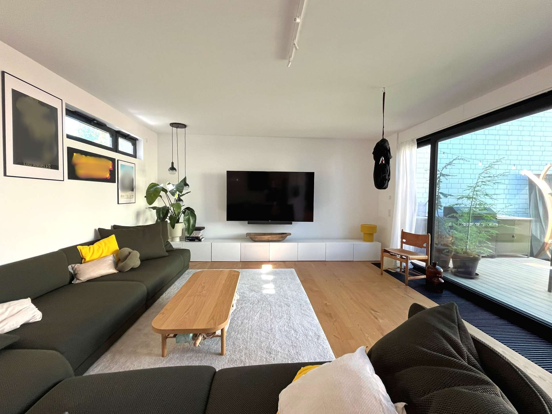 Lichtdurchfluteter Wohnbereich mit modernem Ambiente