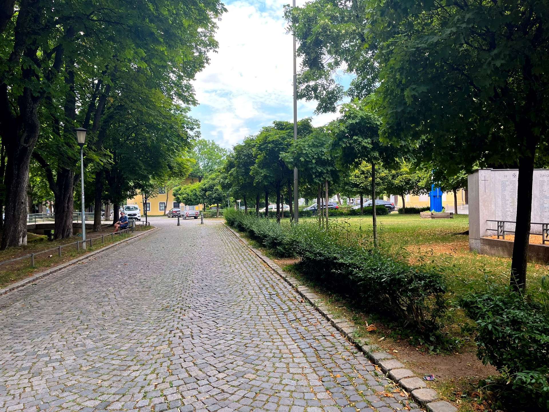 Pfanzelplatz mit gepflasterten Weg